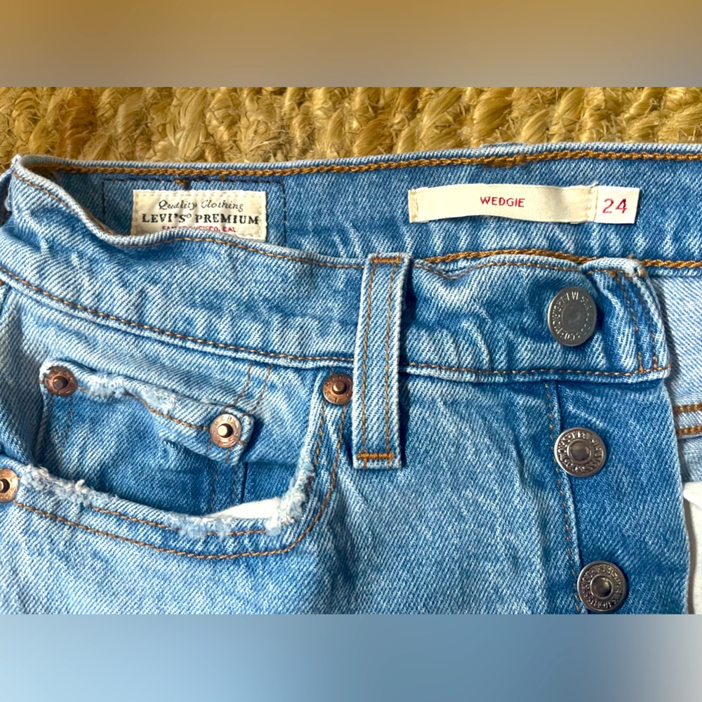 Levi’s Wedgie Jean Size 24
